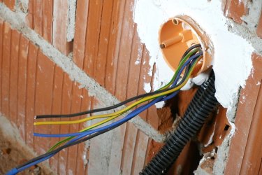 Comment trouver le bon électricien pour remplacer le câblage dans la maison