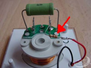 Modding d'un ordinateur avec un voltmètre analogique magnifiquement éclairé