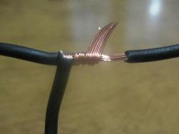 Как да направите сплайс и разклоняване на проводници с помощта на усукване