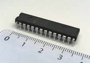 Microcontrôleur Atmel AVR ATmega8 en boîtier DIP