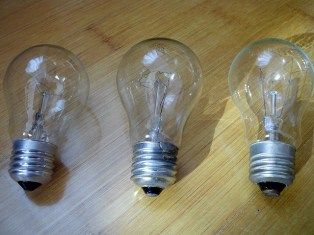 Trois lampes à incandescence de différents fabricants