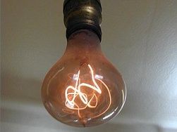 Защо Томас Едисън се смята за изобретател на лампи с нажежаема жичка?