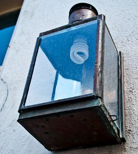 lampadaire avec une lampe fluorescente compacte