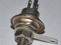 Controladores de potência do tiristor. Circuitos com dois tiristores