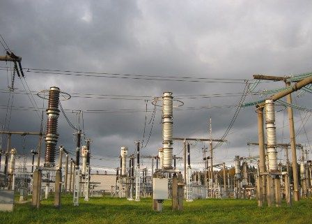 Pohled na malý fragment otevřené rozvodny 330 kV