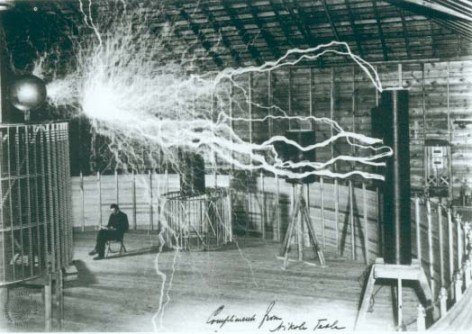 Nikola Tesla dans le laboratoire