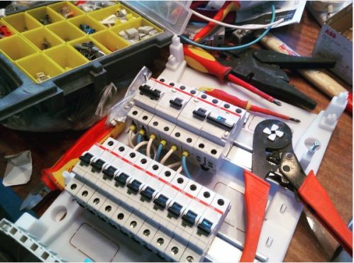 Jak provést oddělení elektroinstalace spotřebitelskými skupinami v soukromém domě a bytě