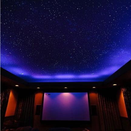 Plafond ciel étoilé avec effet d'étoiles scintillantes.