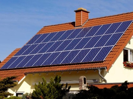 Painéis solares no telhado de um edifício