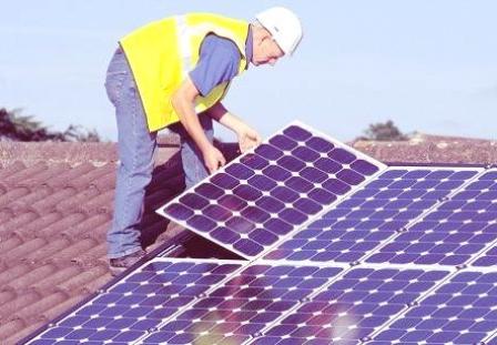 Instalação de módulos solares no telhado