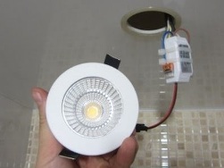 Caratteristiche di installazione e collegamento di lampade a LED in un soffitto teso