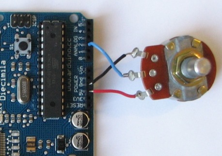 Schemat podłączenia potencjometru do Arduino, analogicznie, wyjście centralne można podłączyć do dowolnego wejścia analogowego