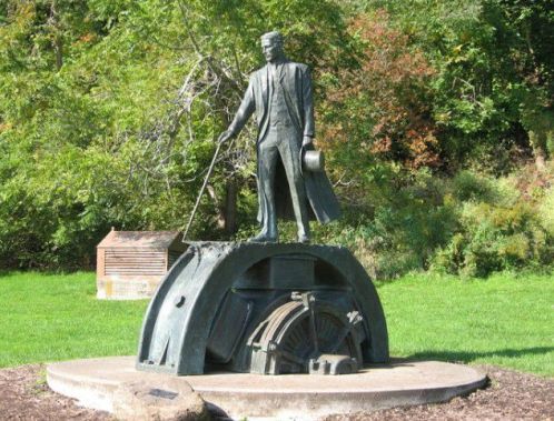 Monumento a Nicola Tesla nelle Cascate del Niagara (Canada)