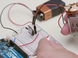 Představuje připojení zařízení k Arduino