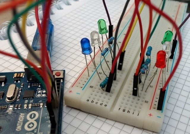 Montage rapide des circuits sur des platines sans soudure