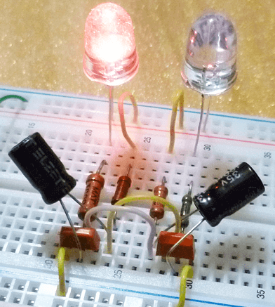 Schéma symetrického multivibrátoru na prkénku