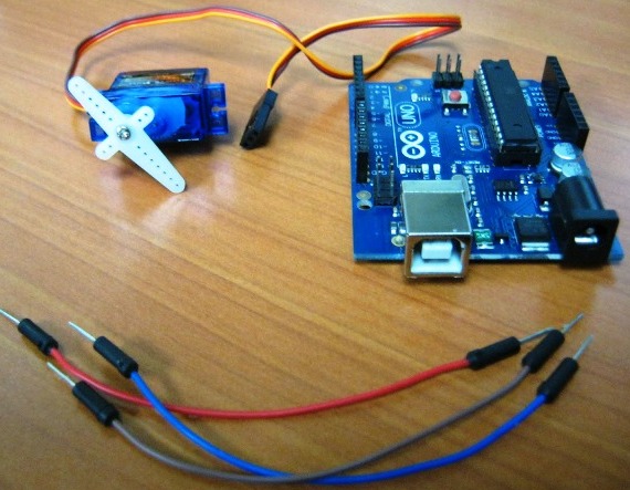 Nous connectons le servo à Arduino