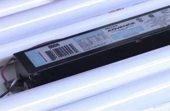 Comment les ballasts électroniques sont disposés et fonctionnent pour les lampes fluorescentes