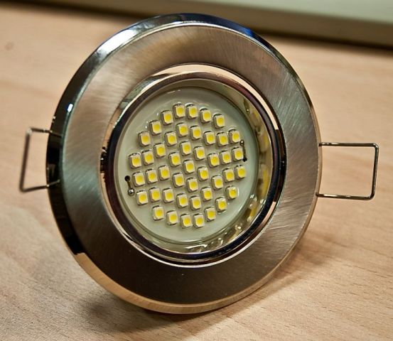 Gaismeklis ar LED lampu