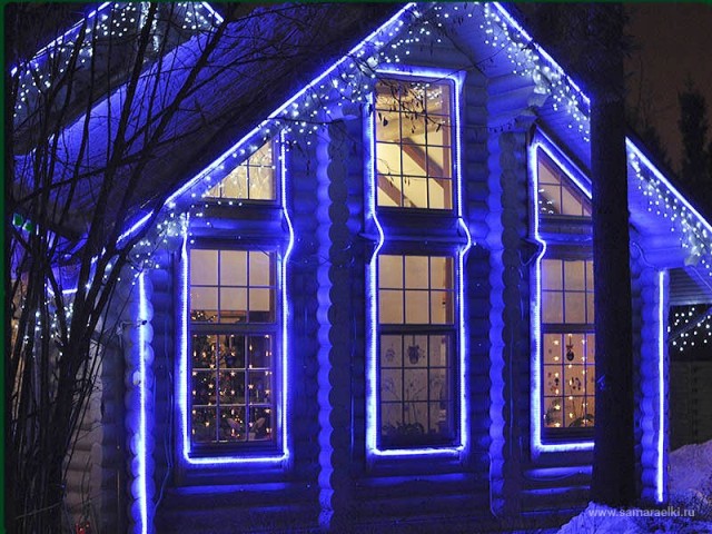 Décoration de Noël de la façade de la maison