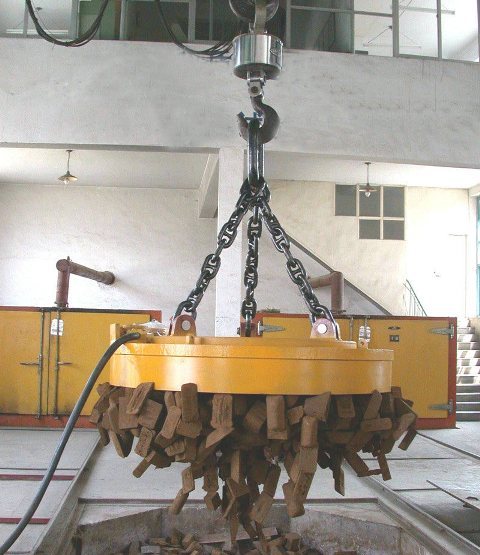 Zvedací elektromagnet