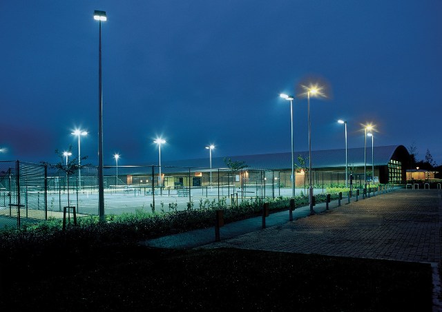 Osvětlení stadionu s halogenidovými výbojkami