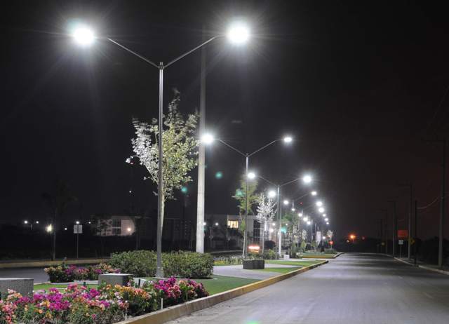 Lampes à décharge et à LED pour rues et locaux industriels - comparaison, avantages et inconvénients