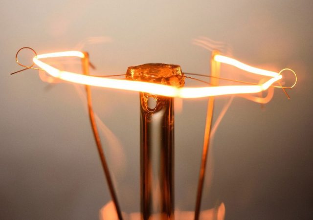 Comment calculer la température du filament d'une lampe à incandescence en mode nominal