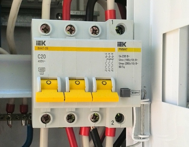 Déclencheur à minimum de tension IEK PMM47