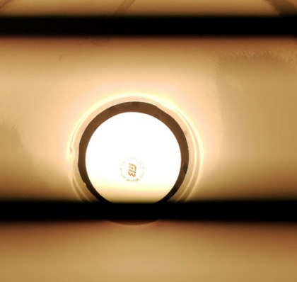 Photographie d'une lampe allumée