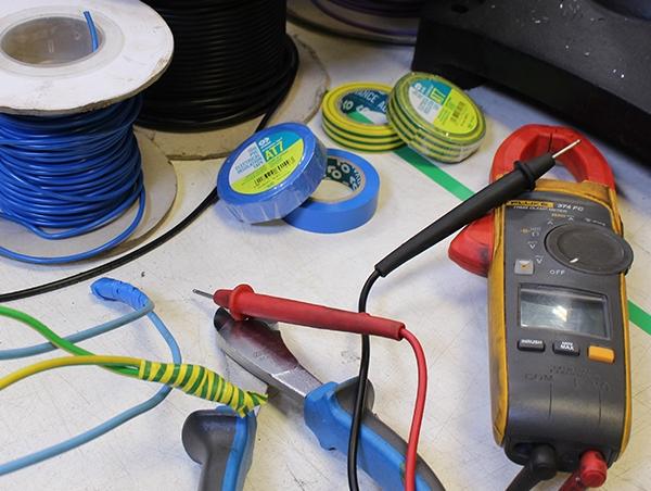 Materiais e ferramentas para trabalhos elétricos