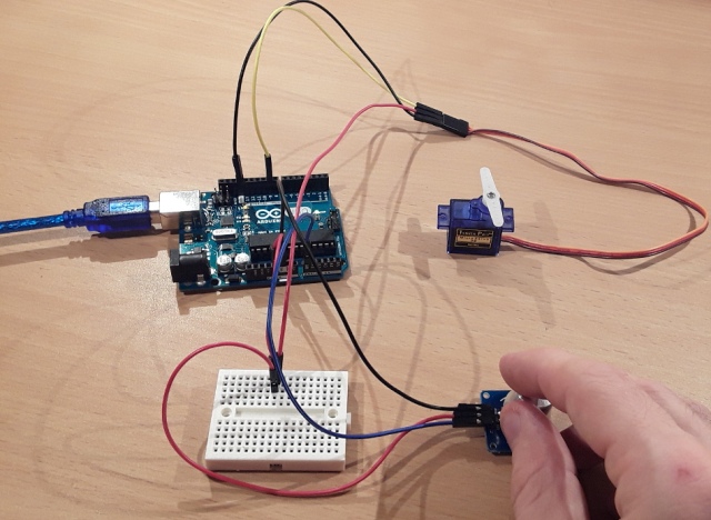 Le travail d'une séromachine d'Arduino