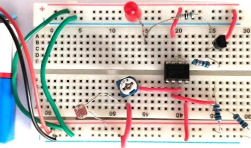 Izmantojot Wheatstone Bridge, lai pievienotu fotorezistoru