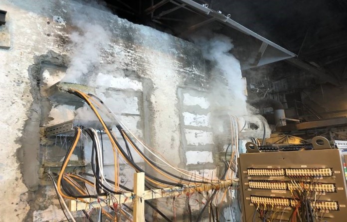 Linha de cabos para teste de incêndio em laboratório