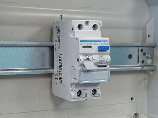 RCD sur le rail DIN dans l'armoire de commande