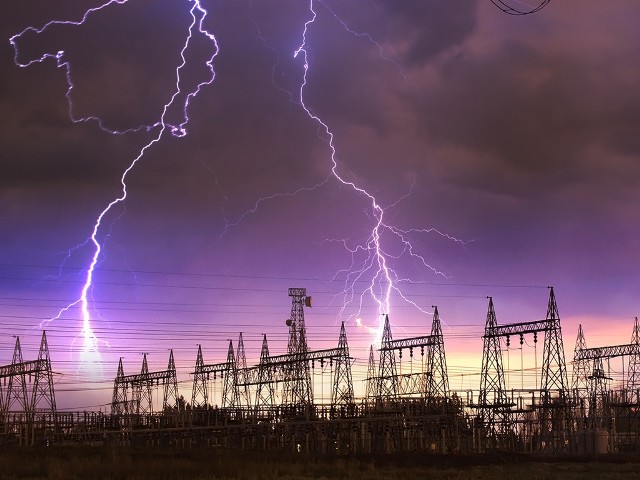 Relâmpago em uma subestação elétrica