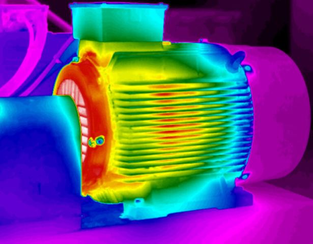 O motor na tela do termovisor